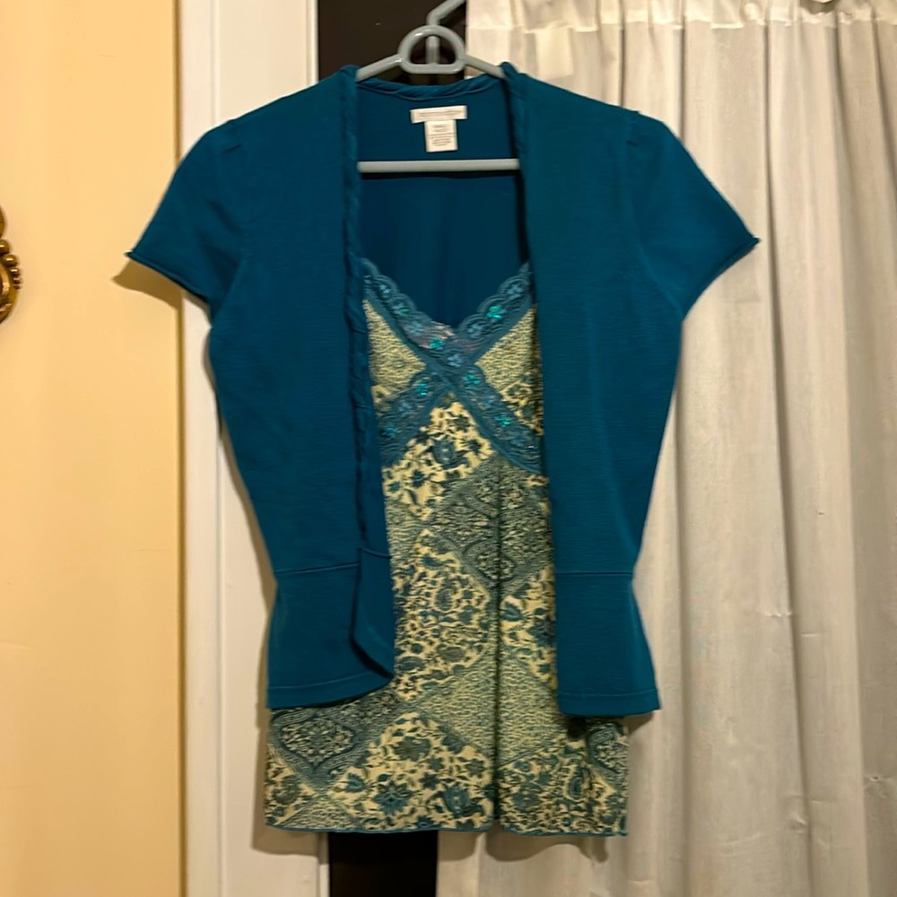 Excellent condition paired short sleeve v neck sweater and camisole top!!